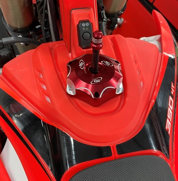 BETA AS3 RED BILLET FUEL CAP + BREATHER RR/XT MY13>